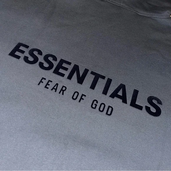 Fear of God Essentials Pullover Chest
Logo Hoodie Stretch Limo/Black Size Large - Picture 4 of 9